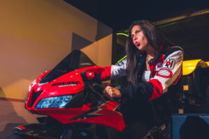 Céline Dept op de Motorcycling-simulator bij Sparkx