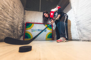 Céline Dept op de ijshockey-simulator van Sparkx